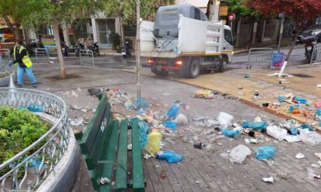 Κυψέλη: Σε χωματερή μετατράπηκε η πλατεία την επόμενη ημέρα του ασύλληπτου κορονοπάρτι με DJ