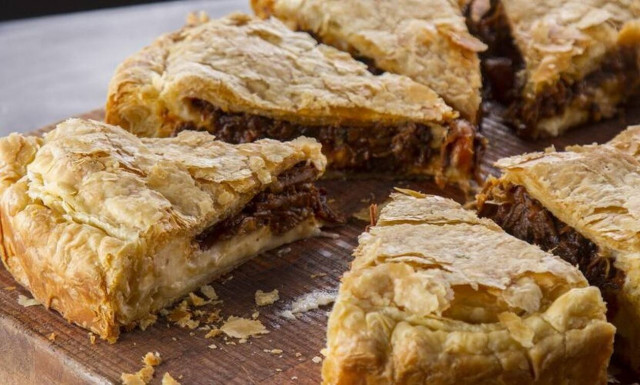 Άκης Πετρετζίκης: Πεντανόστιμη συνταγή για κρεατόπιτα με μοσχάρι κοκκινιστό
