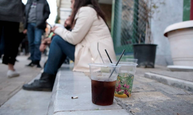 Κορονοπάρτι στις πλατείες και «κουρασμένοι»: Μόνη λύση να φτιάξουμε 10.000 ΜΕΘ