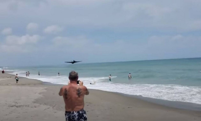 ΗΠΑ: Αεροπλάνο προσθαλασσώθηκε ανάμεσα σε λουόμενους (video)