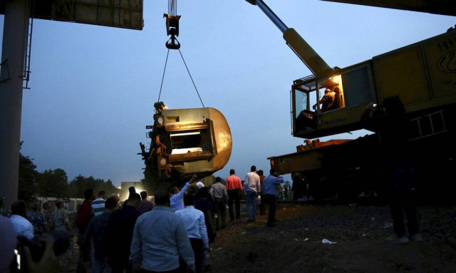 Αίγυπτος: Τουλάχιστον 11 νεκροί από τον εκτροχιασμό τρένου (pics)