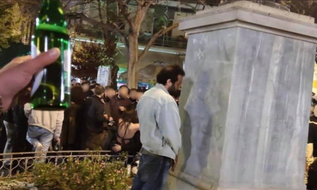 Οργή Μπακογιάννη για τον άνδρα που ούρησε σε άγαλμα στην Κυψέλη