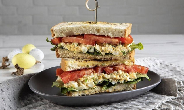 Άκης Πετρετζίκης: Εύκολη και γρήγορη συνταγή για σάντουιτς με αβγά