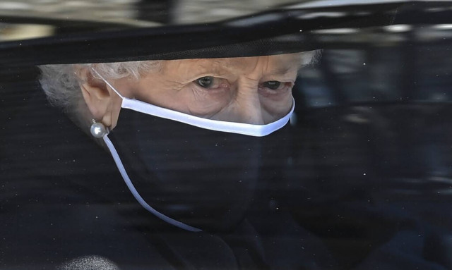 Βασίλισσα Ελισάβετ: Το χειρόγραφο σημείωμα που άφησε στο φέρετρο του πρίγκιπα Φίλιππου