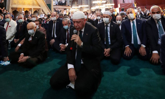 Τριπλό «χουνέρι» της Ελλάδας στον Ερντογάν: Το… φυσάει και δεν κρυώνει ο «σουλτάνος»