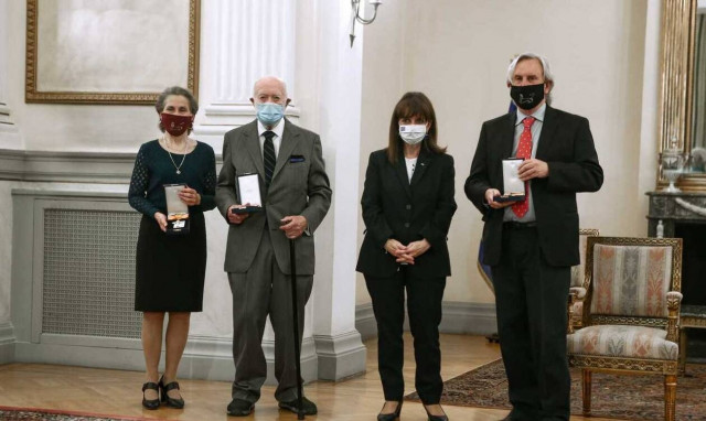 Σακελλαροπούλου: Παρασημοφόρησε τρεις διακεκριμένους Αμερικανούς αρχαιολόγους