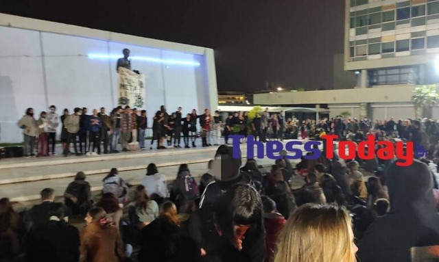 Θεσσαλονίκη: Fireshow στο ΑΠΘ με εκατοντάδες άτομα