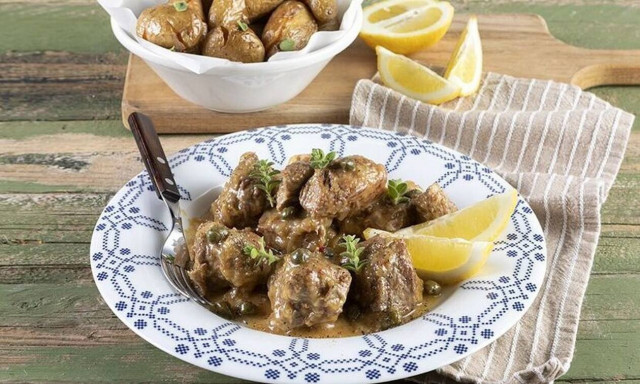 Άκης Πετρετζίκης: Συνταγή για χοιρινό λεμονάτο στη χύτρα ταχύτητας