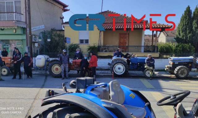 Πέλλα: Διαμαρτυρία αγροτών – Μπλόκα με τρακτέρ στις πλατείες