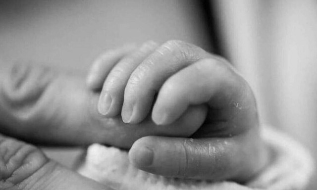 Ασπρόπυργος: Εγκατέλειψαν νεογέννητο σε χωράφι