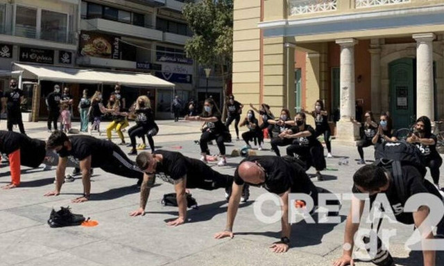 Ηράκλειο: Έκαναν πους απς στην πλατεία για να διαμαρτυρηθούν για τα κλειστά γυμναστήρια