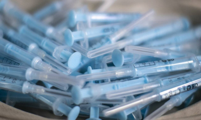 Politico: Η ΕΕ ετοιμάζεται να προσφύγει εναντίον της AstraZeneca για τις δόσεις εμβολίων