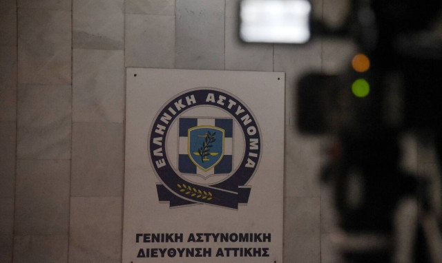 Αστυνομικοί συνέλαβαν «έγκυο» κοντά στη ΓΑΔΑ - Η κοιλιά της έκρυβε διαβατήρια