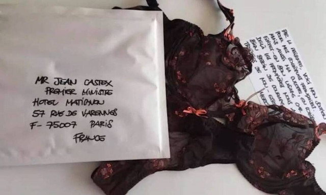 «Επιχείρηση σλιπ»: Πρωτότυπη διαμαρτυρία στη Γαλλία – Βρέθηκε το… υποκατάστατο της μάσκας