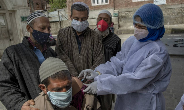 Τρόμος για τον κορονοϊό στην Ινδία: 2.104 θάνατοι και 300.000 κρούσματα σε 24 ώρες