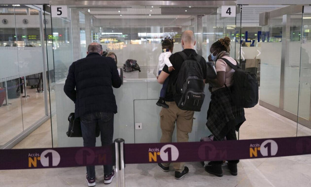 Κορονοϊός Γαλλία: Καραντίνα 10 ημερών για όλους τους επιβάτες από πέντε χώρες