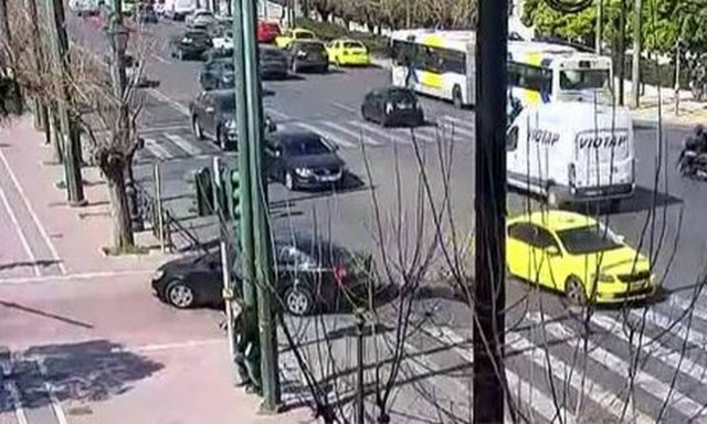 Τροχαίο στη Βουλή: Νέο βίντεο ντοκουμέντο - Σοκαριστικές εικόνες