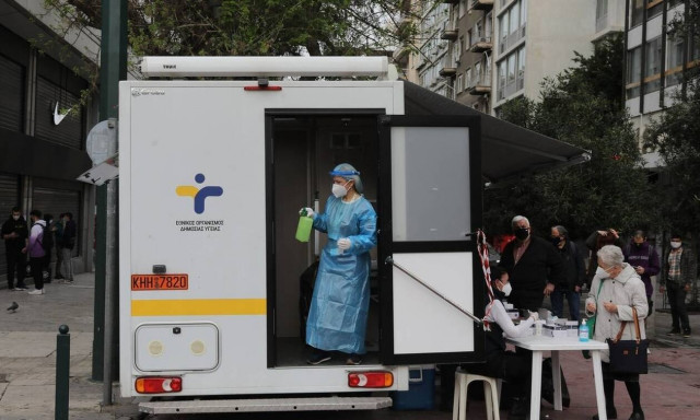 Κρούσματα σήμερα: 1.355 νέες μολύνσεις στην Αττική και 343 στη Θεσσαλονίκη - Αναλυτικά η διασπορά