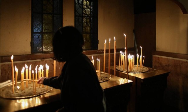 Πάσχα 2021: Τα μέτρα για μετακινήσεις και εκκλησίες – Με πόσους θα κάτσουμε στο τραπέζι