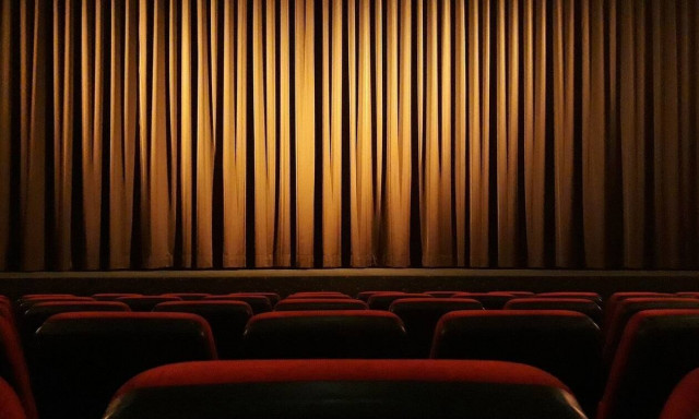 Εισαγγελική έρευνα για σεναριογράφο: «Αριστερές» κατακτήσεις, «μπουρζουαζία» και 11 καταγγελίες