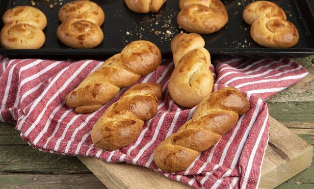 Συνταγή για κλασικά πασχαλινά κουλουράκια από τον Άκη Πετρετζίκη