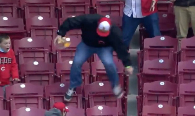 Επική τούμπα: Πήγε να πιάσει το μπαλάκι και... μέτρησε τα σκαλιά της κερκίδας!