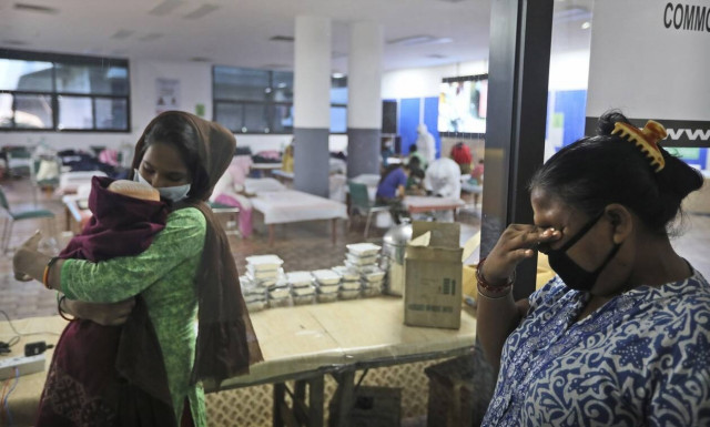 Iνδία κορονοϊός: Εφιάλτης δίχως τέλος - Ο κόσμος πεθαίνει έξω από τα γεμάτα νοσοκομεία