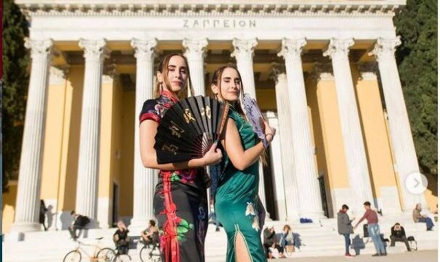 Ρεπορτάζ Newsbomb.gr - Greek Τwins: Οι δίδυμες που έκαναν τους Κινέζους να παραμιλούν για την Ελλάδα