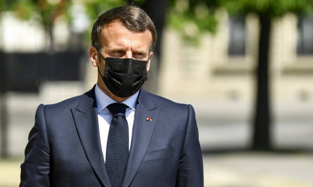 Γαλλία: Ο  Μακρόν επισκέφθηκε την οικογένεια του θύματος της επίθεσης σε αστυνομικό τμήμα