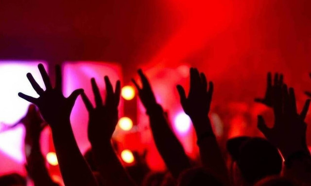 Lockdown: Πώς στήνονται τα κορονοπάρτι σε βίλες – Έτσι γίνονται τα καλέσματα