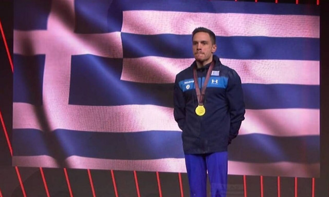 Λευτέρης Πετρούνιας: Η συγκινητική απονομή με τον εθνικό ύμνο - Η ξεχωριστή αφιέρωση του (videos)