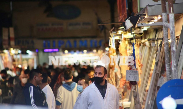 Ρεπορτάζ Newsbomb.gr: Κοσμοσυρροή στη Βαρβάκειο για το Πασχαλινό τραπέζι