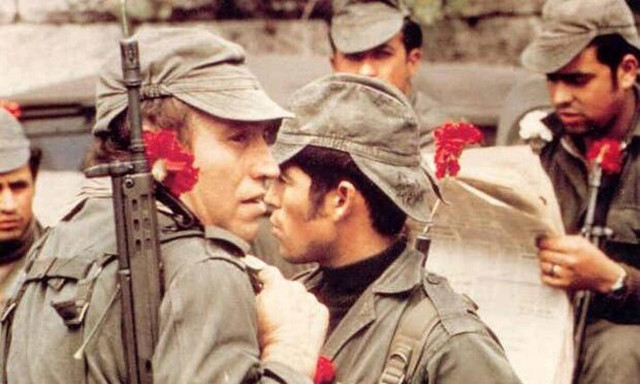 Η Επανάσταση των Γαρυφάλλων που άλλαξε τη μοίρα της Πορτογαλίας