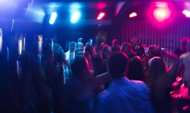 Κορονοϊός: Μπαρ στην Εύβοια λειτουργούσε κανονικά – «Ντου» της ΕΛΑΣ και «τσουχτερό» πρόστιμο