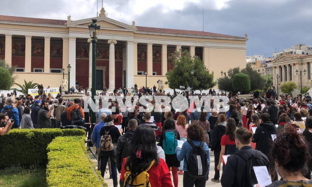 Art workers: Εκατοντάδες καλλιτέχνες τραγουδούν με σηκωμένες τις γροθιές