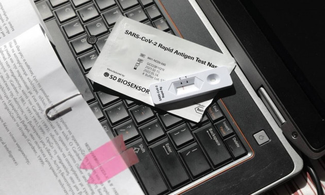 Κορονοϊός: Υποχρεωτικό από σήμερα το self test στους υπαλλήλους στο Δημόσιο - Δείτε ποιους αφορά