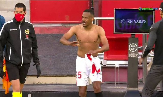 Η γκάφα της χρονιάς: Σφύριξε νωρίτερα τη λήξη – Έτρεχε να μαζέψει τους παίκτες! (videos)