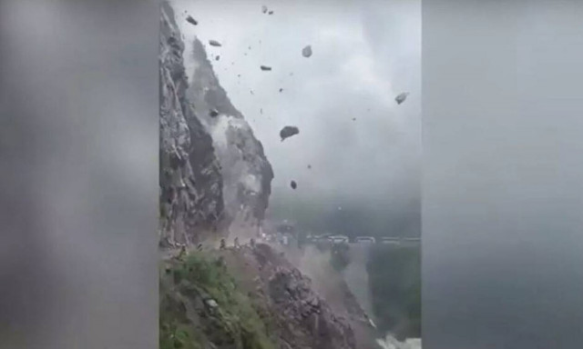 Ινδία: Έβρεξε... βράχους - Τρομερή κατολίσθηση