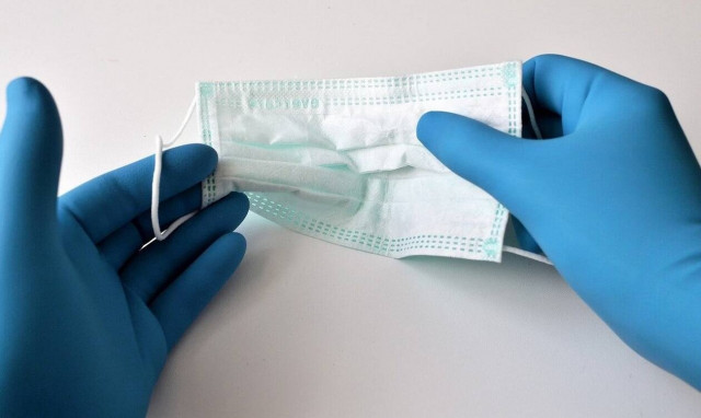 Κορονοϊός: Μην βιαστείτε να πετάξετε μάσκες και αντισηπτικά