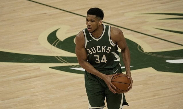 Απολαυστικός Γιάννης Αντετοκούνμπο: «Γερνάω, έχω κατεβάσει ταχύτητα» (videos)