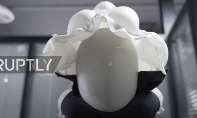 Είναι... τρελοί αυτοί οι Κινέζοι - Το μπουφάν που γίνεται αερόσακος! (vid)