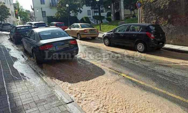 Λαμία: «Πλημμύρισε» δρόμος στο κέντρο της πόλης - Έσπασε κεντρικός αγωγός της ΔΕΥΑΛ