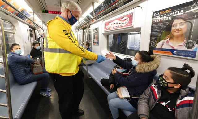 Νέες οδηγίες CDC: Τέλος οι μάσκες για τους πλήρως εμβολιασμένους - Πότε θα μπορούν να συναθροίζονται