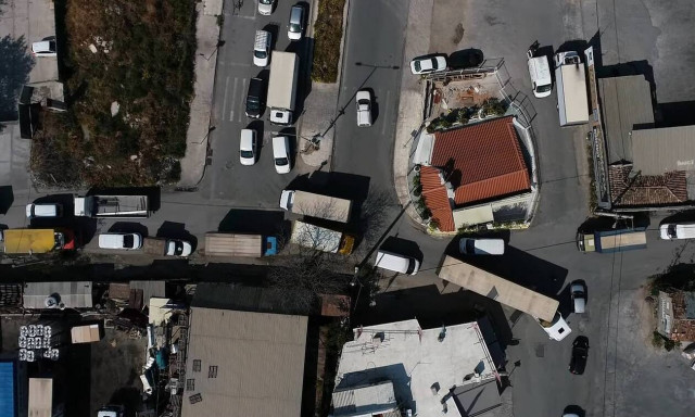 Απίστευτες εικόνες: Το άνοιγμα του εμπορίου έφερε το απόλυτο χάος στις μεταφορές (video)