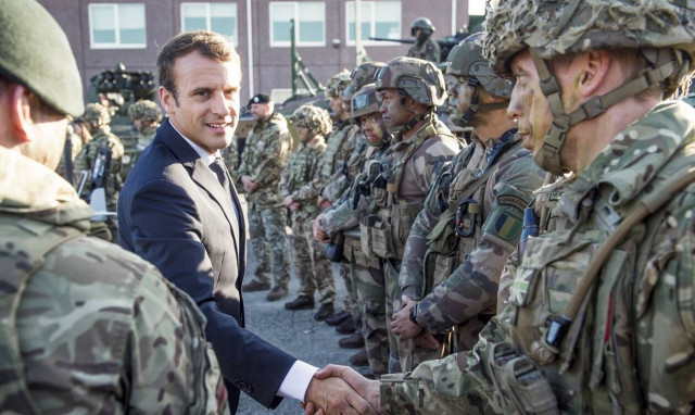 Γαλλία: 20 απόστρατοι στρατηγοί απειλούν με πραξικόπημα τον Εμανουέλ Μακρόν – Τι ζητάνε