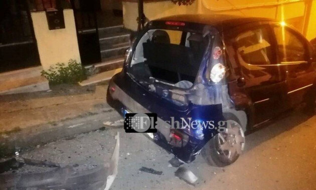 Απίστευτο τροχαίο στα Χανιά: Έπεσε πάνω σε τέσσερα σταθμευμένα αυτοκίνητα