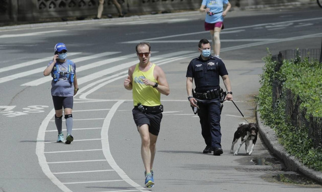 Κορονοϊός: Μπάιντεν και CDC «κατεβάζουν τις μάσκες» για τους εμβολιασμένους στις ΗΠΑ