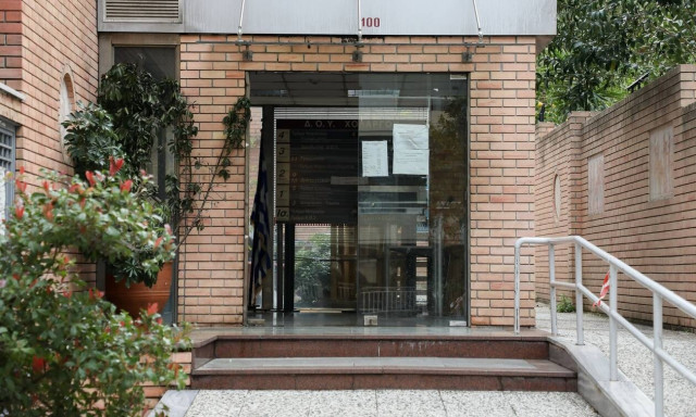 Γκαζάκια στη ΔΟΥ Χολαργού τα ξημερώματα