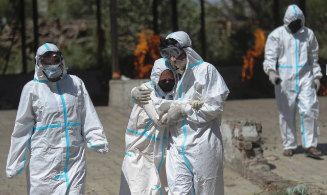 Iνδία κορονοϊός: Η στρατιά των «εθελοντών του οξυγόνου» που ανακουφίζει τον πόνο των ασθενών