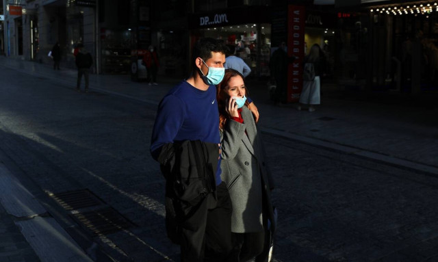 Καμπανάκι από τους ειδικούς – Με προσοχή η επιστροφή στην κανονικότητα, «ναι» στον άμεσο εμβολιασμό